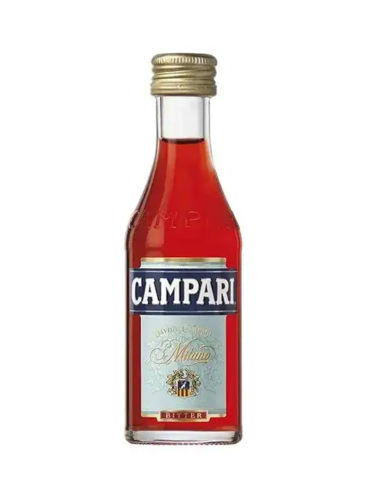 Campari miniatură 0.05ml, băutură alcoolică pentru cocktailuri, ambalaj mic, ideal pentru degustare.