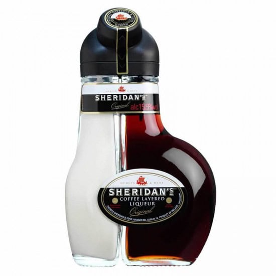 Borc de 500ml Sheridan S, lichior de cafea cu stratificare elegantă și aromă intensă.