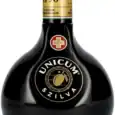 Unicum Zwack 0.7L, lichior de plante tradițional maghiar, în sticlă rotundă neagră cu etichetă roșie.