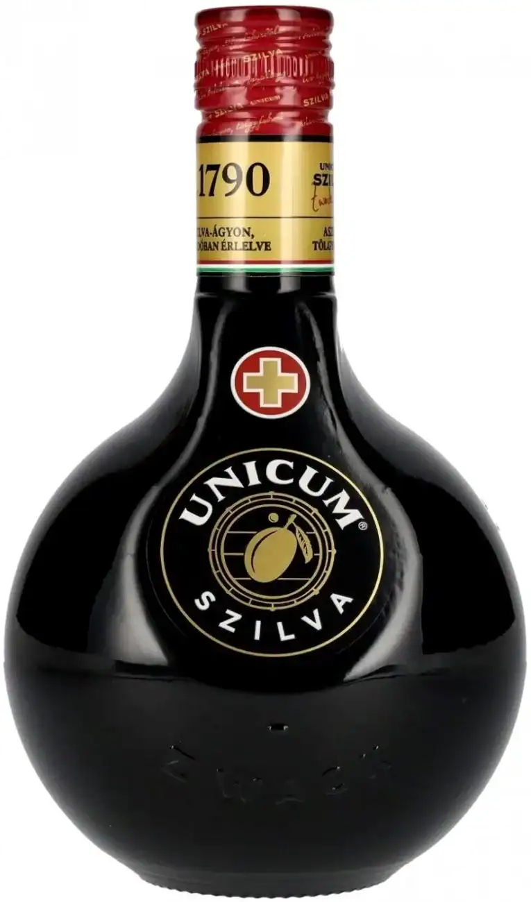 Unicum Zwack 0.7L, lichior de plante tradițional maghiar, în sticlă rotundă neagră cu etichetă roșie.