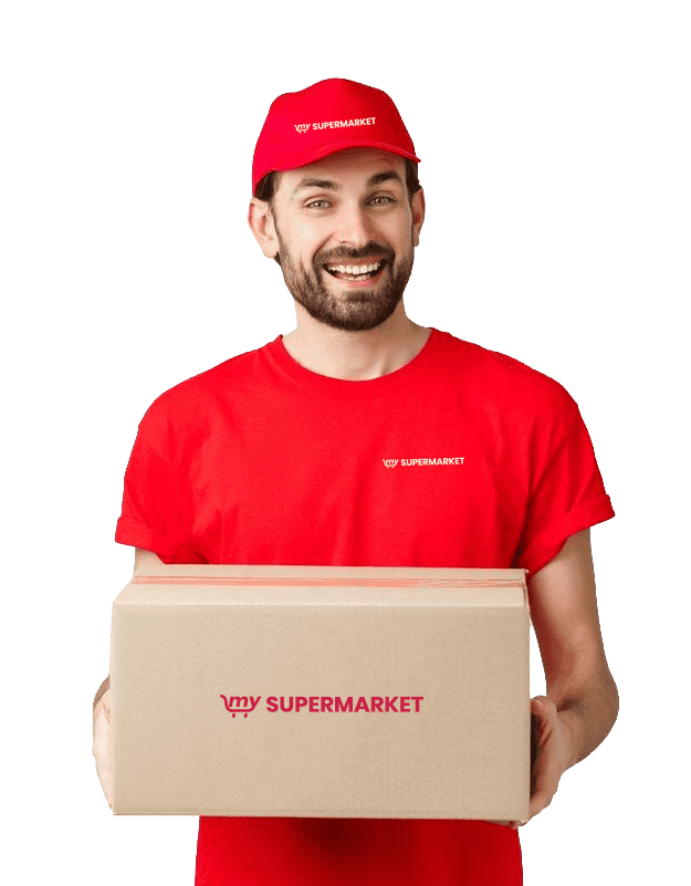 Reprezentant livrări MySuperMarket cu uniformă roșie și cutie de livrare.