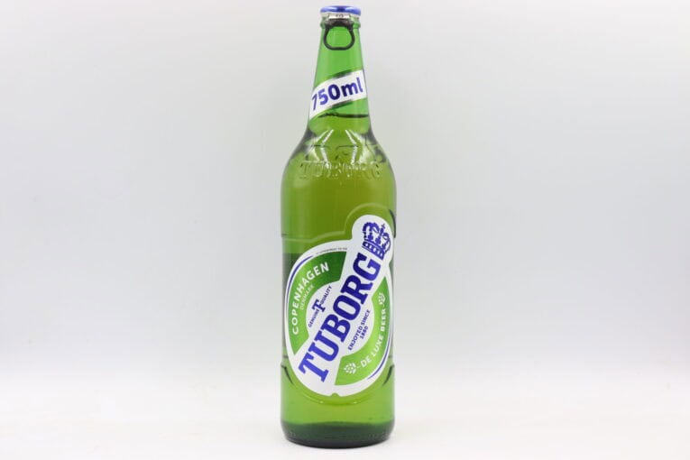 Tuborg 0.75L sticlă, bere lager în sticlă verde, ideală pentru răcorire și socializare.