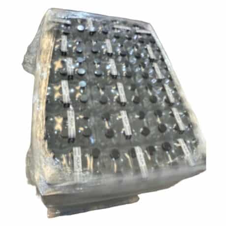 Paletă de baterii AA pentru aparate electronice, ambalaj de plastic transparent.