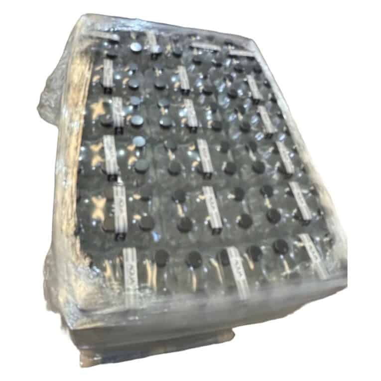 Paletă de baterii AA pentru aparate electronice, ambalaj de plastic transparent.