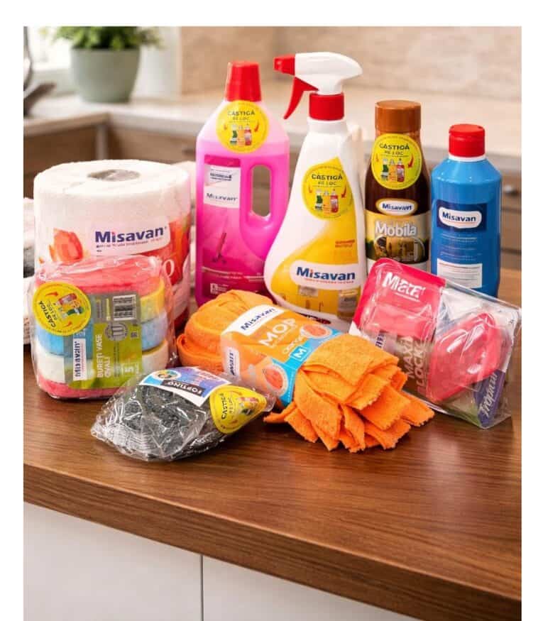 Perie de curățenie și produse de întreținere pentru casă și baie, pachet complet pentru igienizare.